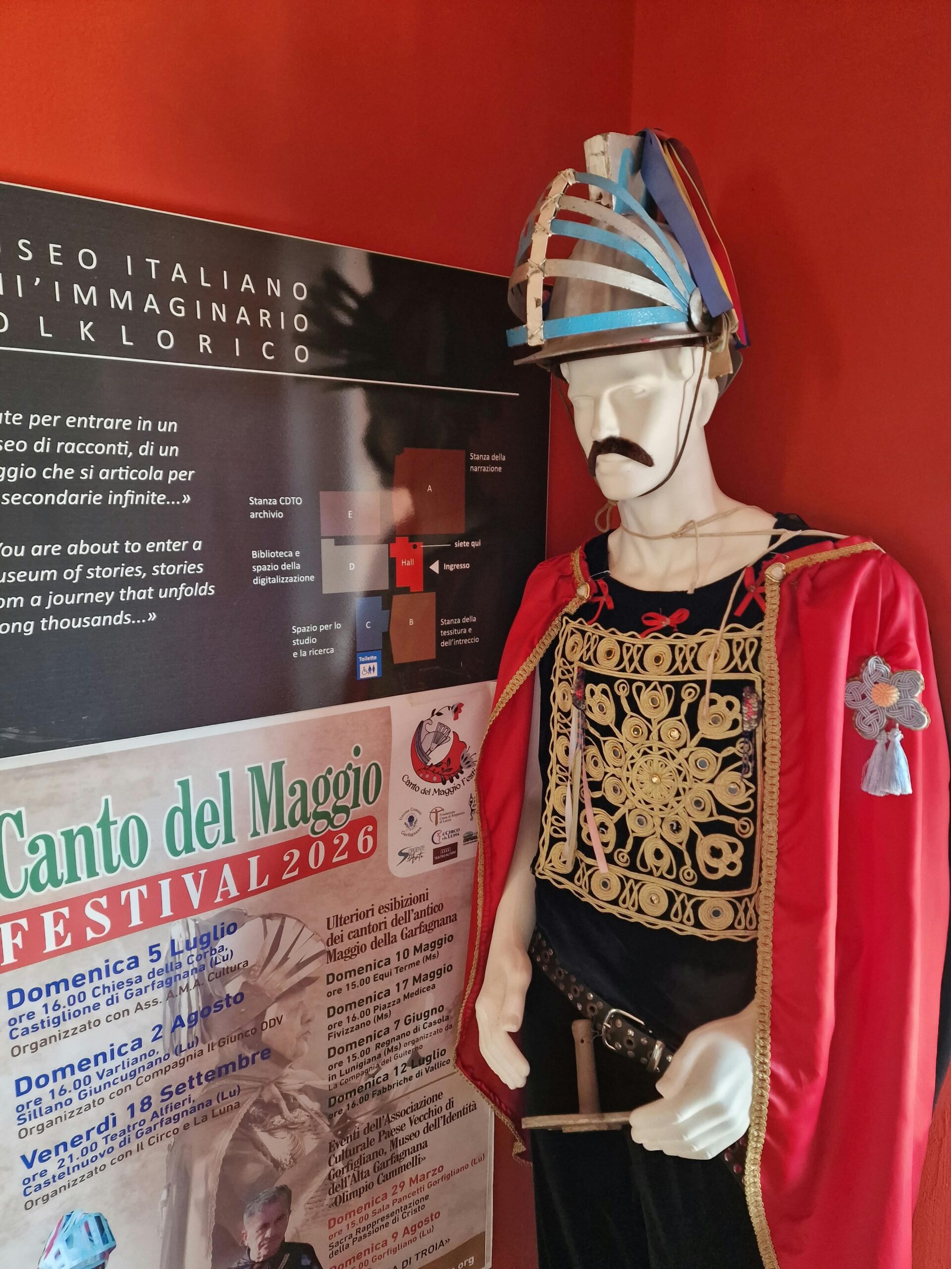 Un maggiante in costume durante una rappresentazione del Maggio drammatico