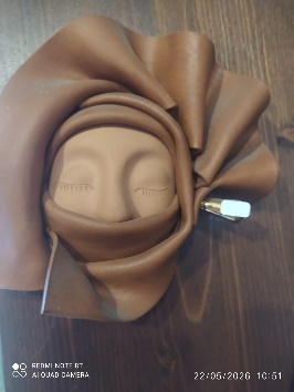 Maschera in terracotta con velo