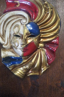 Maschera decorativa bicolore con elementi dorati