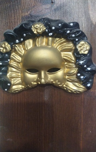 Maschera dorata con cornice floreale