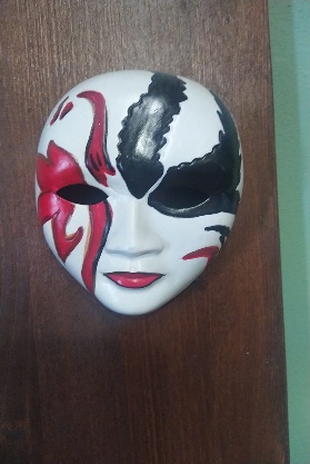 Maschera bianca con decorazioni rosse e nere