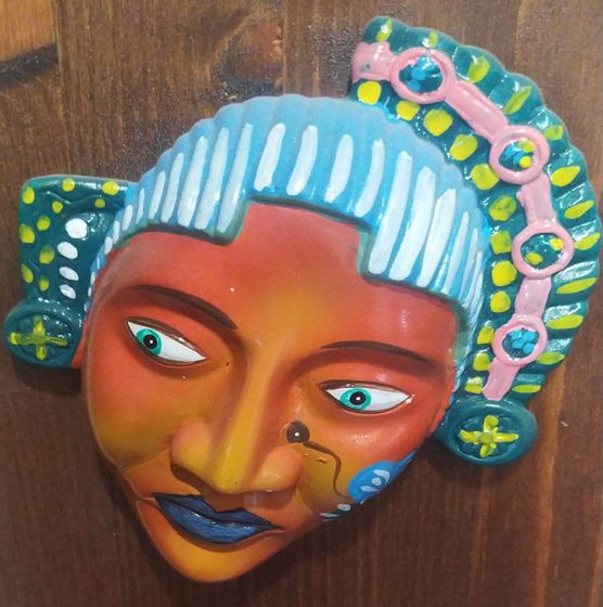 Maschera policroma con copricapo ornamentale