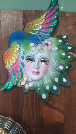 Maschera decorativa con piume e fiori