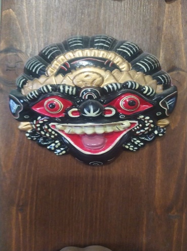 Maschera rituale nera e dorata