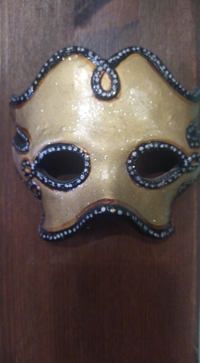 Maschera dorata con profilo ondulato