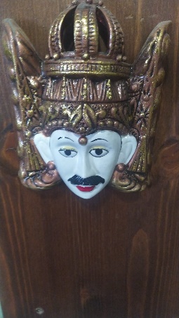 Maschera decorativa con copricapo regale