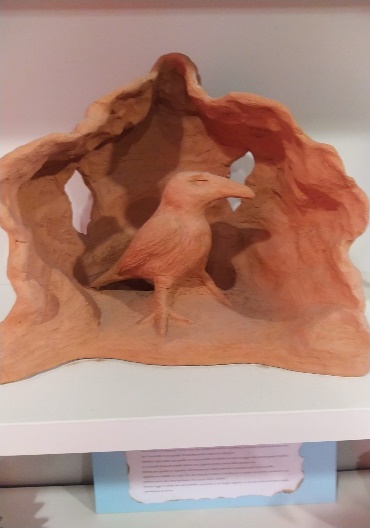 Figura di uccello in nicchia di terracotta