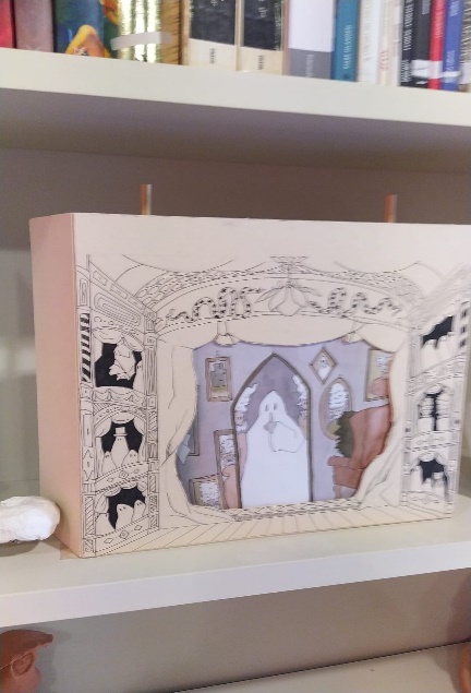 Diorama illustrato con figura spettrale