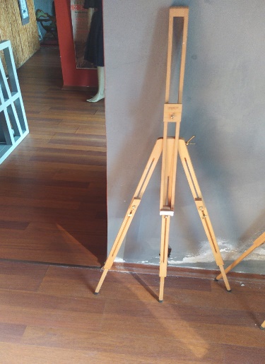 Cavalletto da esposizione in legno