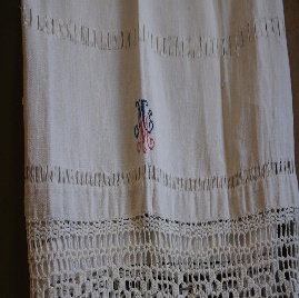 Asciugamano da corredo con monogramma “M S”