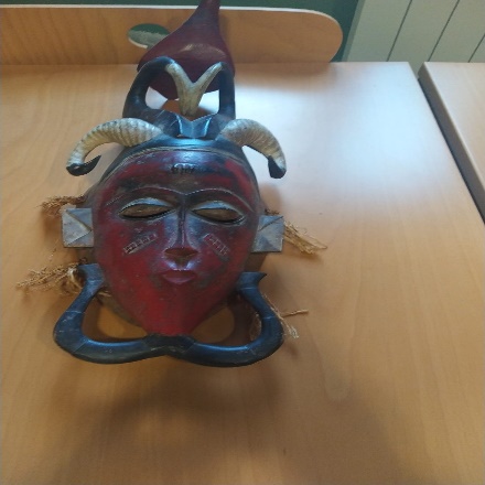 Maschera lignea africana con corna e figura animale